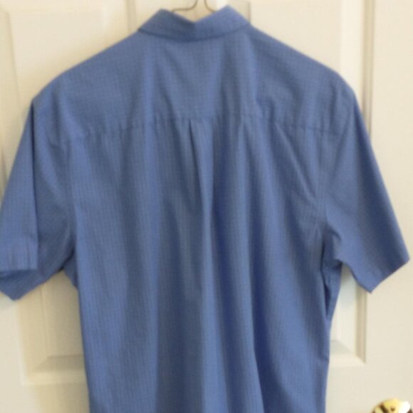 Van Heusen Men's Short Sleeve Button Down Shirt, Size Medium, Blue - Picture 4 of 6